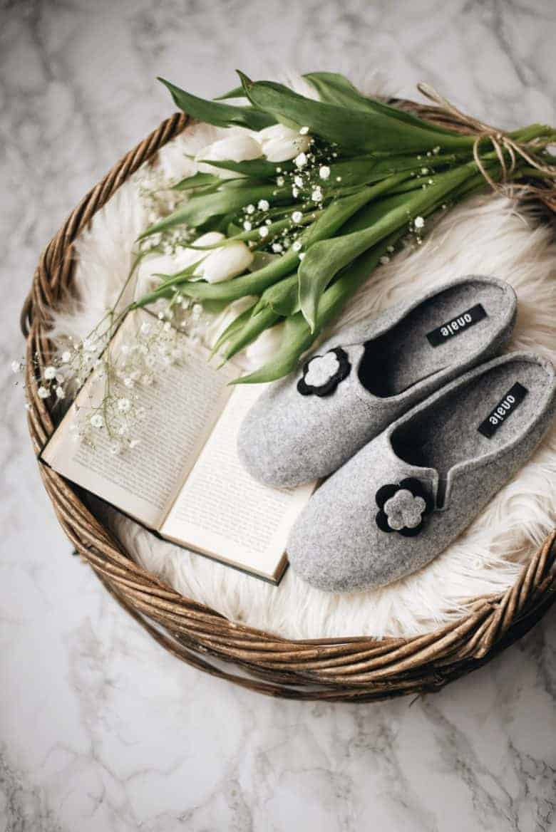 grey wool felt slippers handmade with navy blue daisy flower decoration #slippers #handmade #felt #felted #flower 