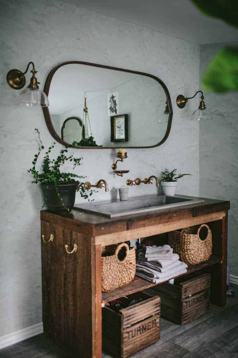 love this modern rustic white and rustic wood vanity unit with mirror and baskets by Eva Kosmas Flores. Click through to find our more about Eva's beautiful world as well as other modern rustic interior inspiration you'll love