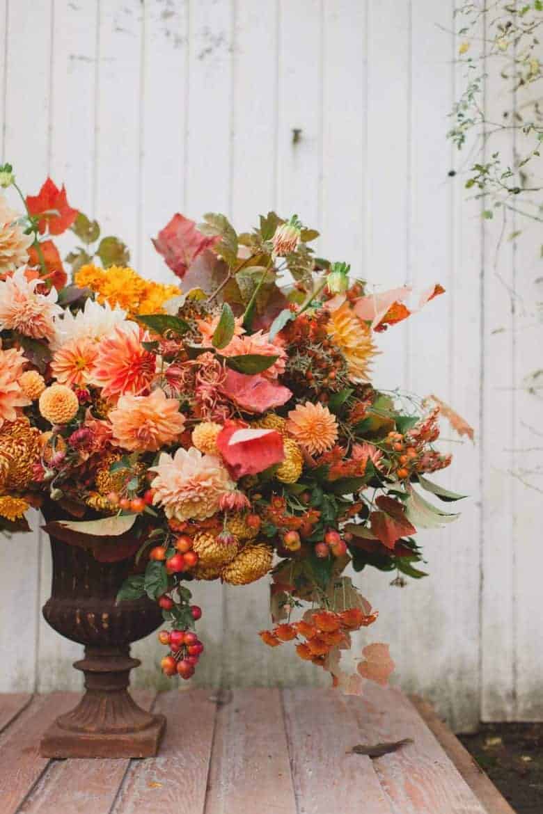 autumn flower arrangement floret flowers dahlias, crab apples, autumn fall leaves and foliage as well as hips and seasonal colour. Click through for more autumn fall flower ideas as well as links to sign up for the free fall flower course with floret #autumn #flowers #fall #floret #frombritainwithlove