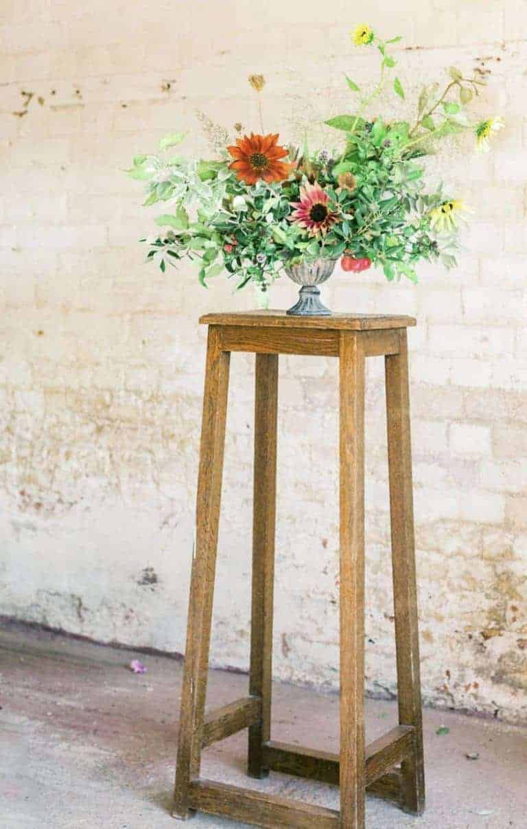 love this autumn flower arrangement using chrysanthemums and seasonal autumnal foliage, foraged greenery for autumn flower arrangements. Click through for autumn flower arrangement ideas you'll love to make #frombritainwithlove #mybritainwithlove #britishflowers #autumnflowerideas #autumnleaves