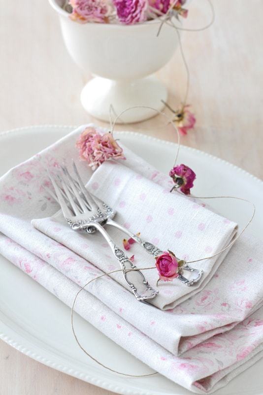 love this pretty pink roses rosebud linen and polka dot pink linen napkins by Peony & Sage. Click through for more details and to discover more beautiful faded floral linens you'lll ove 
