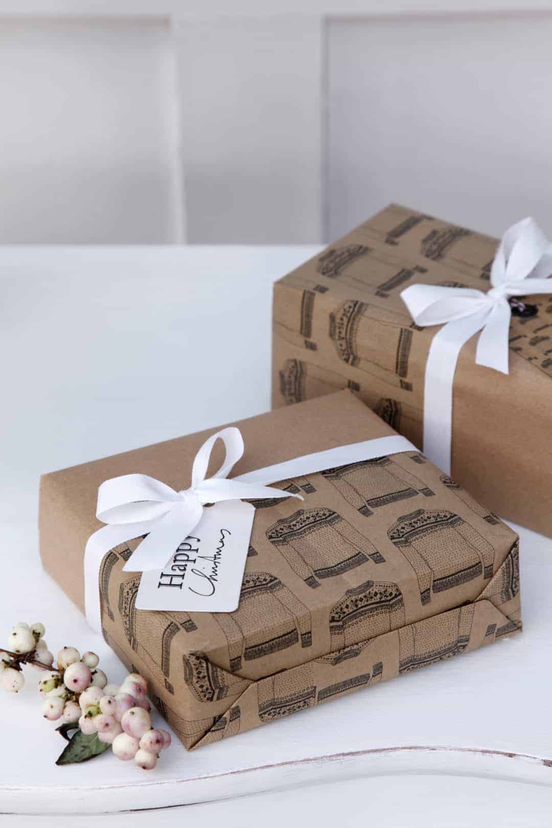 love this idea of combining two kraft brown papers with white ribbon and simple luggage label from Jane Means. Click through for more ethical eco-friendly and plastic free christmas gift wrapping ideas you'll love to try