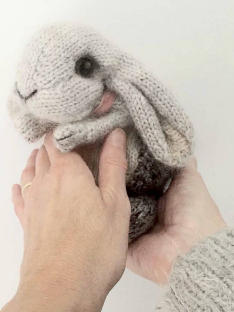 How to knit a bunny rabbit. Click through for easy step by step tutorial and free knitting patter to make a knitted easter bunny rabbit. Click through to get tips and all the info you need to make your own #easterbunny #knittingpattern #knittingideas #easter #bunnyrabbits #tutorial #freeknittingpattern #frombritainwithlove