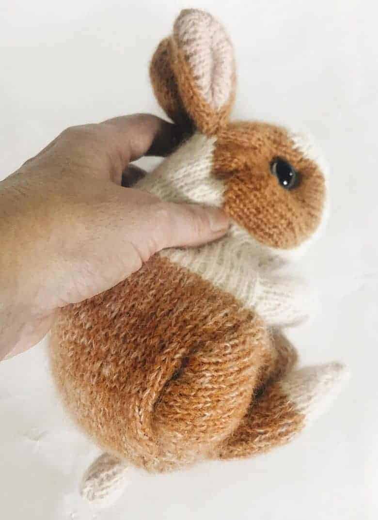 Knit a bunny rabbit this is the Cinnamon Dutch rabbit pattern available to buy on Etsy or you can download your free knitting pattern to knit an Easter baby bunny rabbit by Claire Garland of Dot Pebbles, with easy step by steps and DIY tutorial #knitting #pattern #bunny #rabbit #free #etsy 