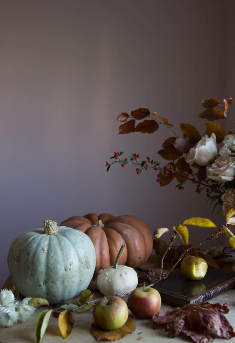 autumn flower arrangement by emma harris of a quiet style flower workshops and instagram ecourses share her tips for finding seasonal inspiration and creativity. Click through to find out more and get some ideas for slow, seasonal living you'll love #instagram #ecourses #slowliving #seasonal #photography #flowerarrangements #frombritainwithove #aquietstyle