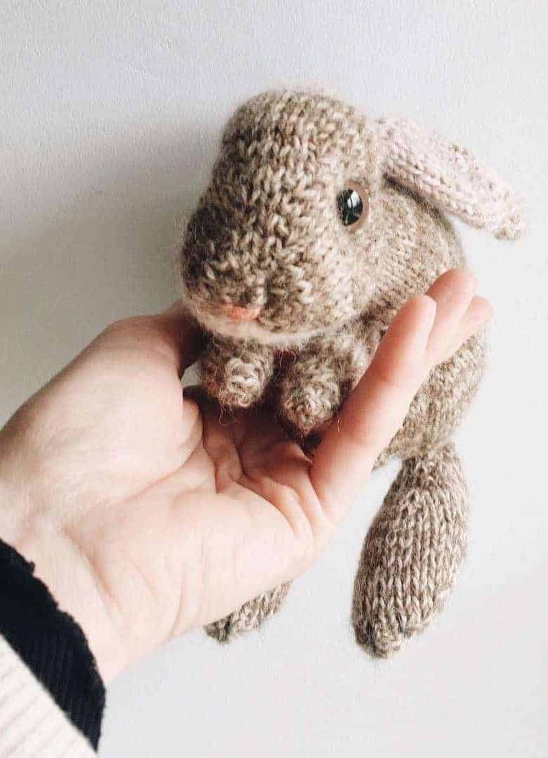 baby bunny knitting pattern in french and english Click through for easy step by step tutorial and free knitting patter to make a knitted easter bunny rabbit. Click through to get tips and all the info you need to make your own #easterbunny #knittingpattern #knittingideas #easter #bunnyrabbits #tutorial #freeknittingpattern #frombritainwithlove