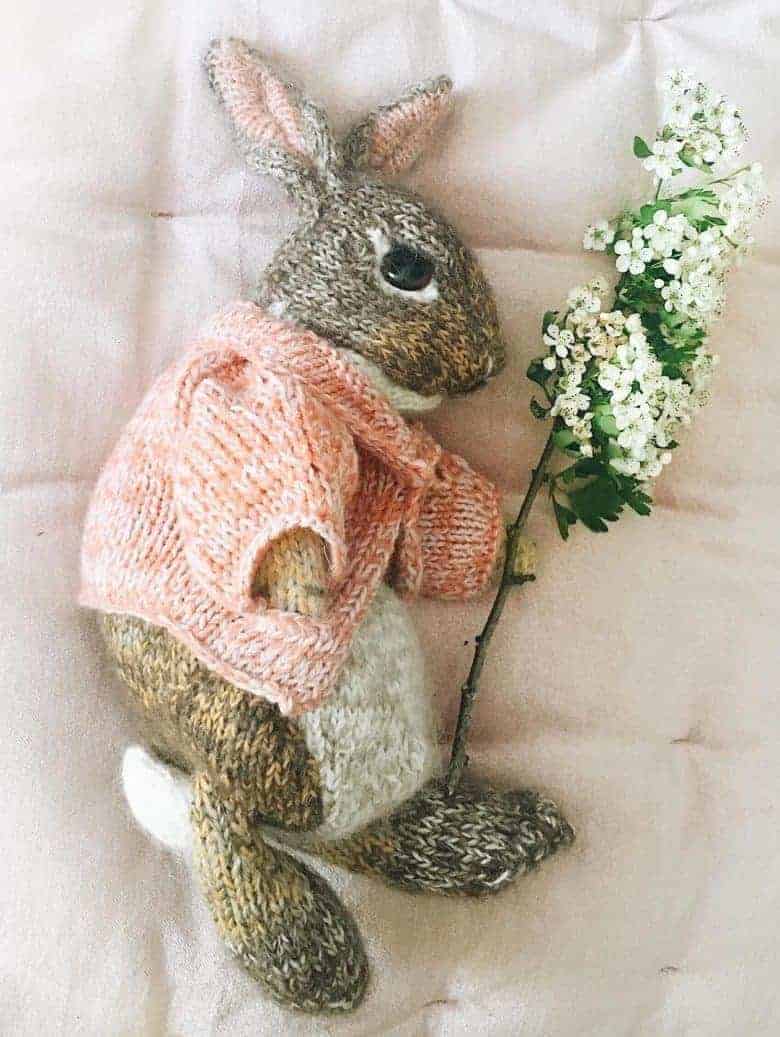 How to knit a bunny rabbit. Click through for easy step by step tutorial and free knitting pattern to make a knitted easter bunny rabbit. Click through to get tips and all the info you need to make your own #easterbunny #knittingpattern #knittingideas #easter #bunnyrabbits #tutorial #freeknittingpattern #frombritainwithlove