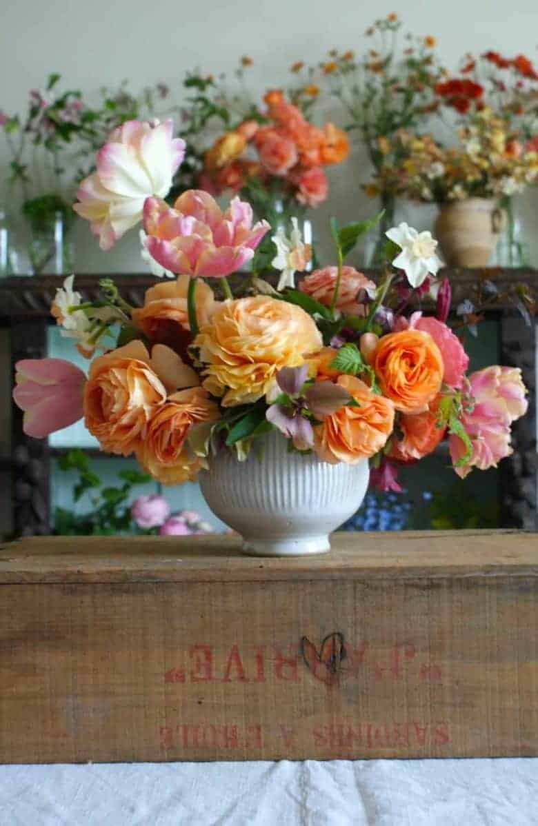 love these foam free floristry flower arrangement ideas by Tammy of Wild Bunch flowers using spring flowers grown on her farm Click through to see lots of ideas as well as practical professional tips and ideas to go more eco friendly and micro plastic free in your flower arranging #plasticfree #foamfree #floristry #flowerarranging #springflowers
