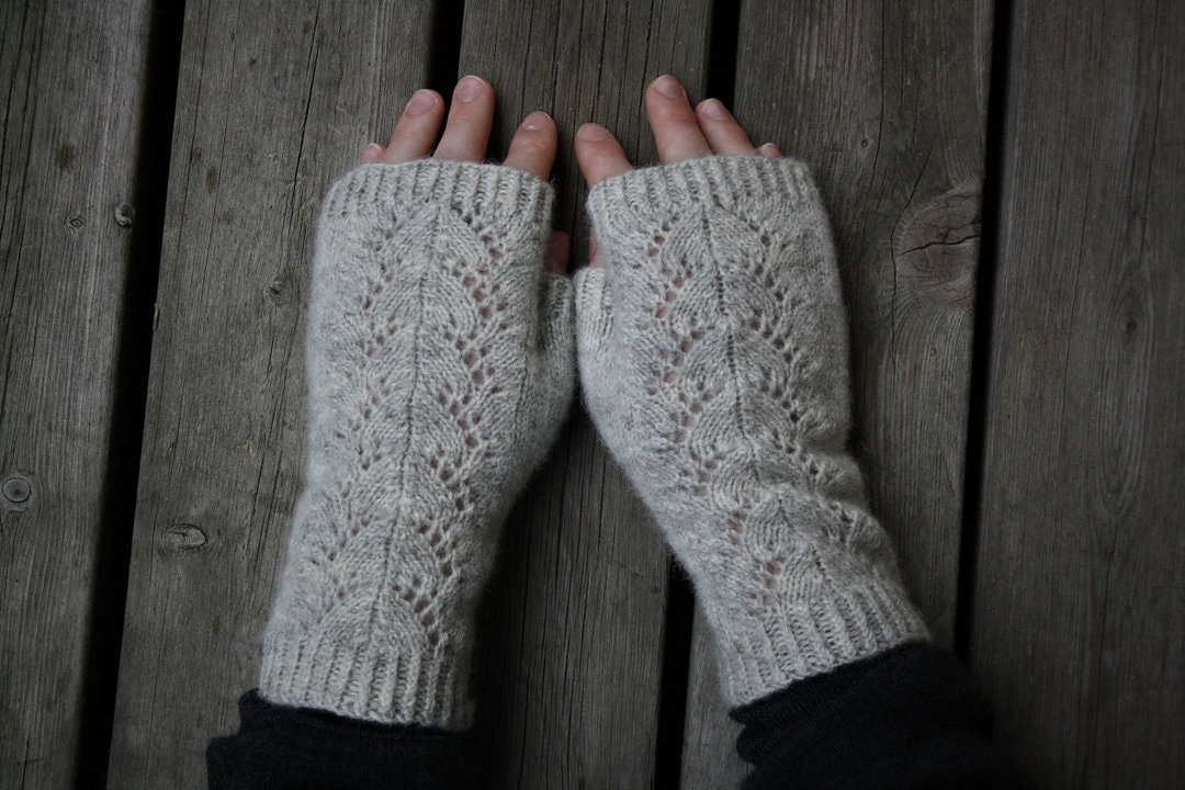 cloudburst fingerless gloves knitting pattern by arienne grey free to download on ravelry