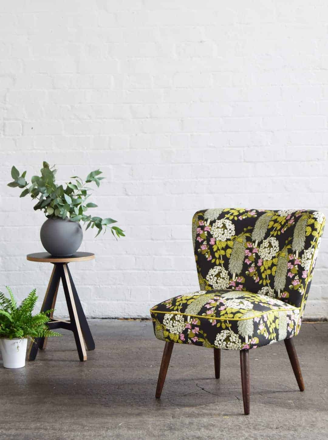 love this simple chair reupholstered with bold floral linen fabric by Abigail Borg. Click through to get easy step by step DIY tutorial on how to upholster or upcyle your own chair and to find out more about this ethically produced fabric made in Britain as well as other beautiful fabrics you'll love