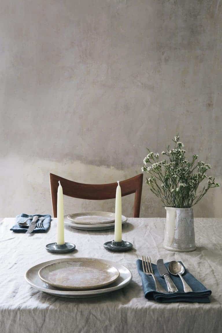 love this modern rustic dining table with linen cloth