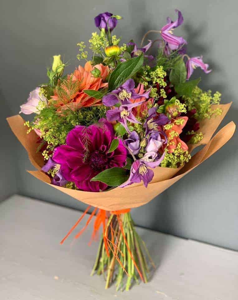 autumn bouquet flowers dahlia purple orange and ladies mantel #autumn #bouquet #flowers #arrangement #ideas
