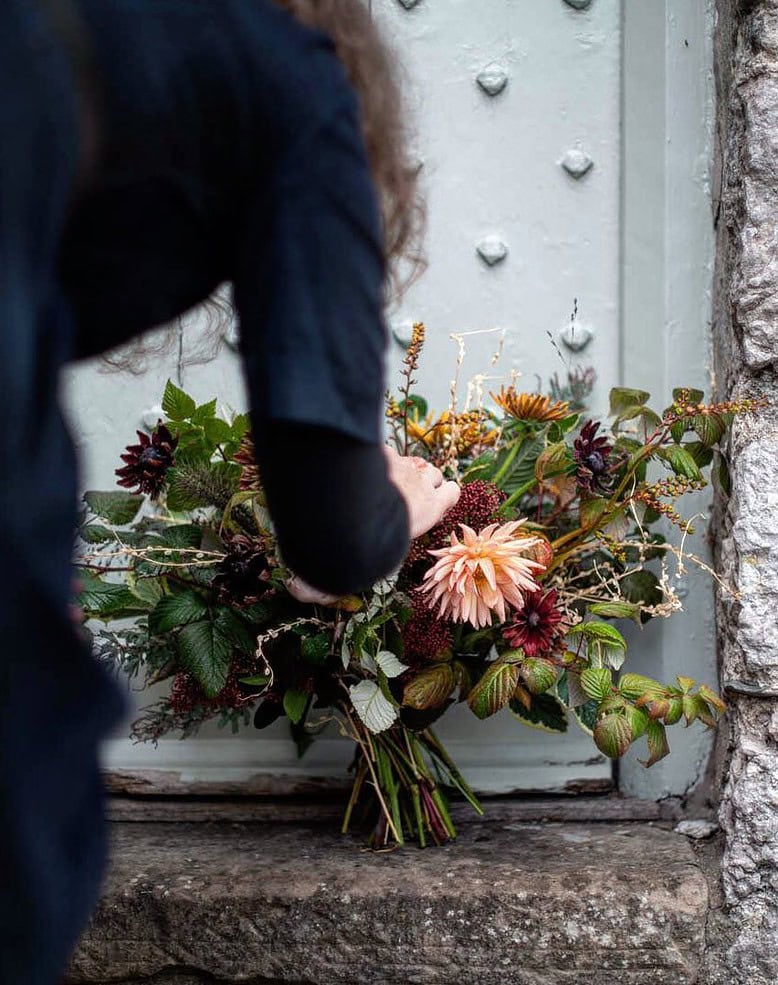 sarah diligent of floribunda rose florists creating seasonal autumn flowers at a sustainable workshop with tallulah rose flower school