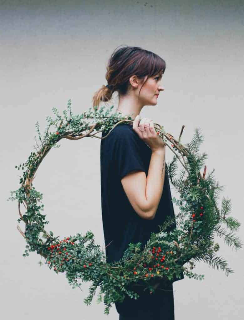 how to make a giant fresh christmas wreath. click through for step by step tutorial and lots of other inspiring wreath ideas #christmas #wreath #tutorial #giant