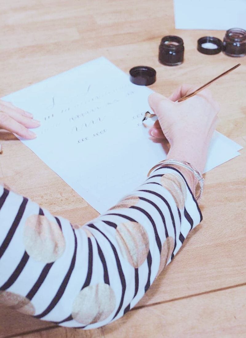 love modern calligraphy. Click through to get easy step by steps to try out contemporary modern calligraphy at home from Gemma Milly. We show you step by step