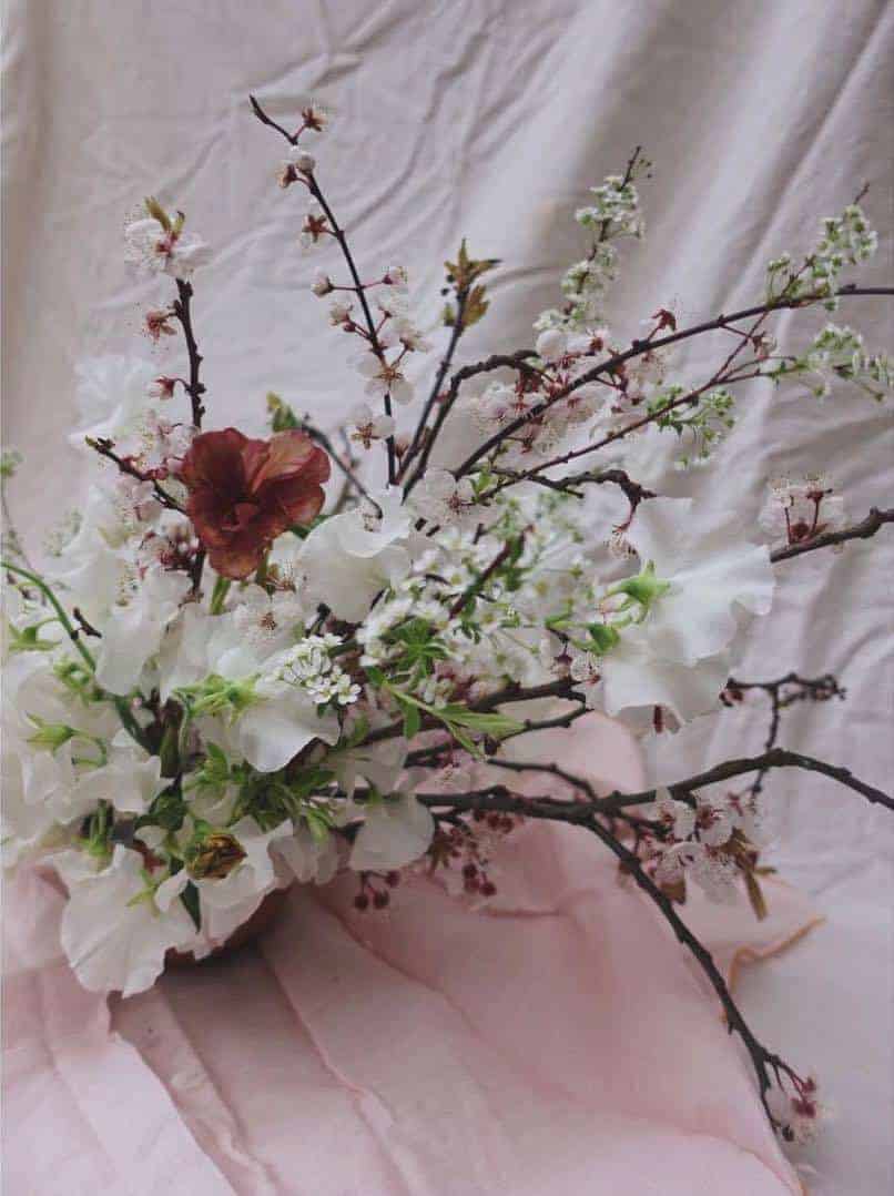 love this sweet pea apple blossom spring flower arrangement by worm london. Click through for more spring flower arrangement ideas you'll love to try - simple DIY ideas