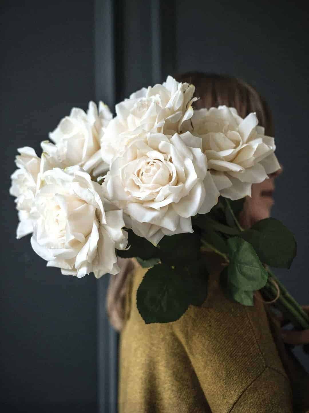 love these faux white old fashioned cabbage roses by phlippa craddock. Click through to find out more and to see other beautiful spring flower ideas you'll love