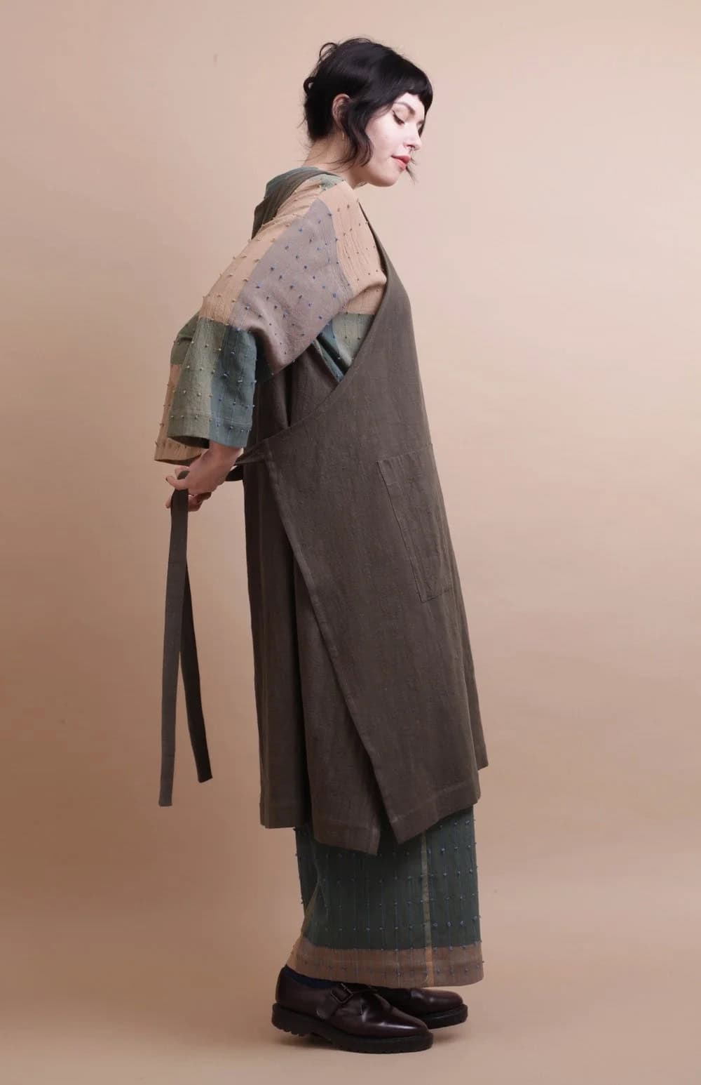 nadinoo handmade linen artisan pinafore apron dress inspired by Japanese design and made to be worn different ways according to your intention