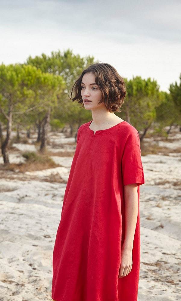 love this simple red linen shift dress by Plumo. Click through for more simply beautiful linen dress ideas you'll love to wear