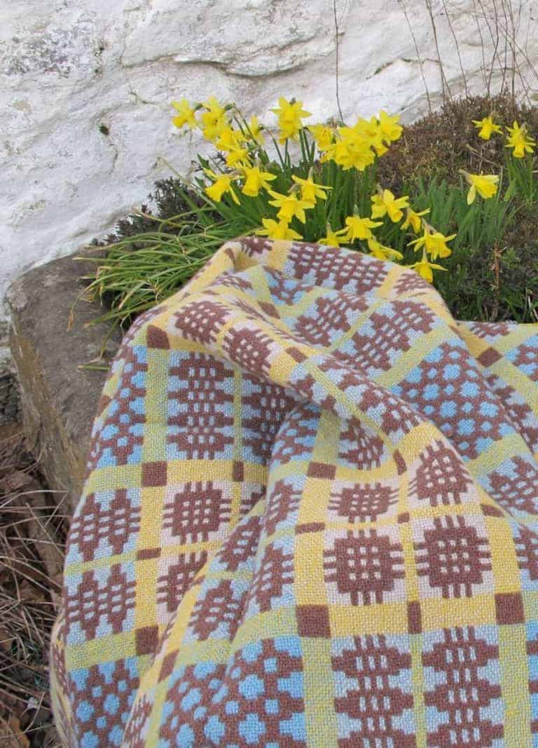 love this yellow and blue throw by Jen Jones. Click through for more ideas you'll love