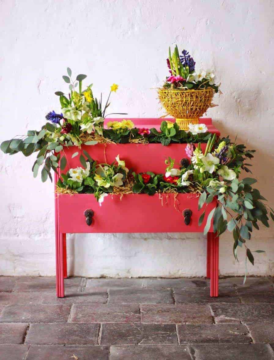 love this creative idea of painting a vintage old chest of drawers with bright coral pink chalk paint by annie sloan and filling with spring flowers. Click through for more details on how Abigail Ryan achieved this as well as other great ideas for bringing a splash of Living Coral pantone colour of the year into your home life
