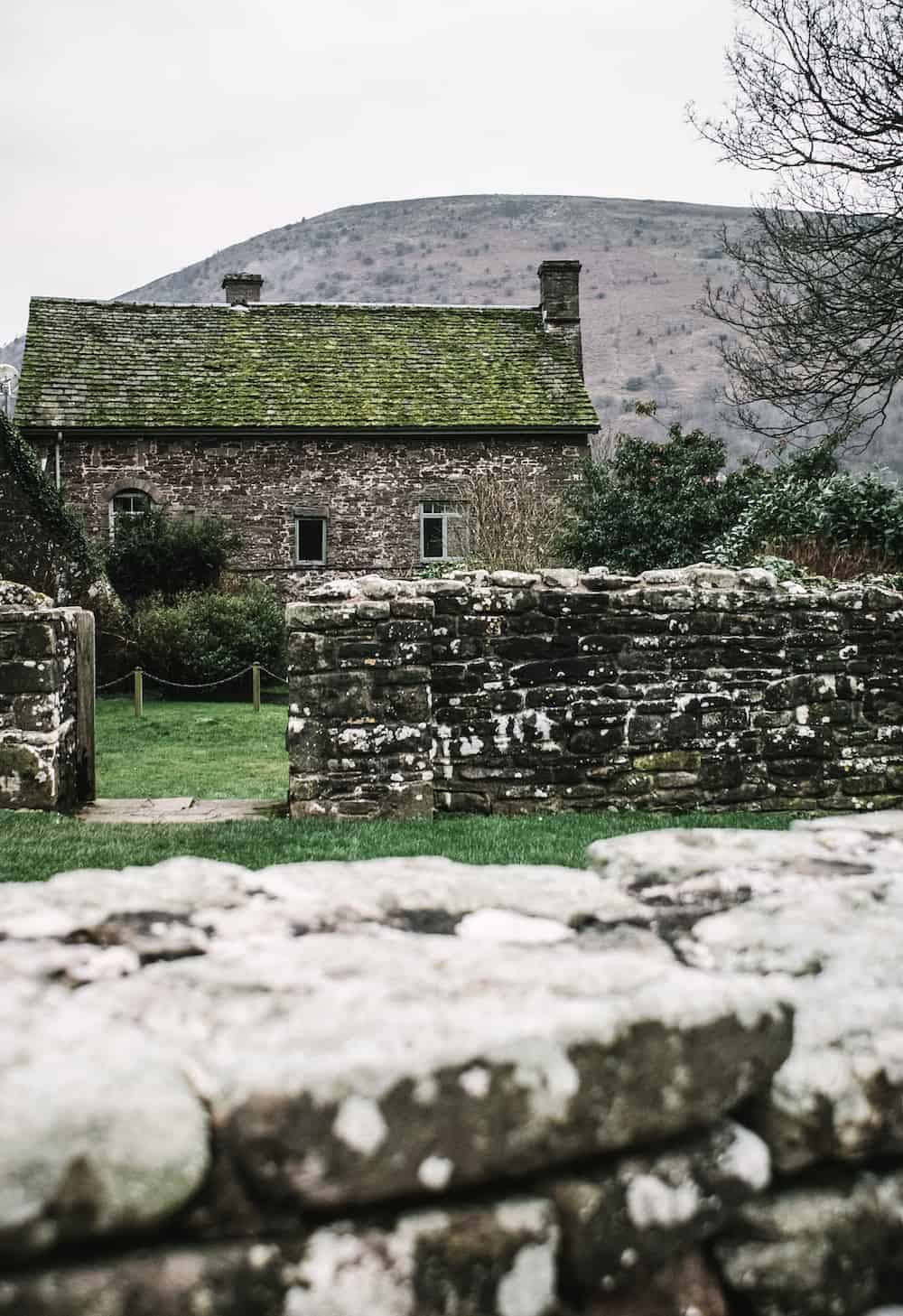 loved this cottage and the ruins at Llanthony priory in the Brecon Beacons national park in wales. Click through to see more images from our stay as well as inside shots of beautiful modern rustic Patrishow Farm where we stayed 