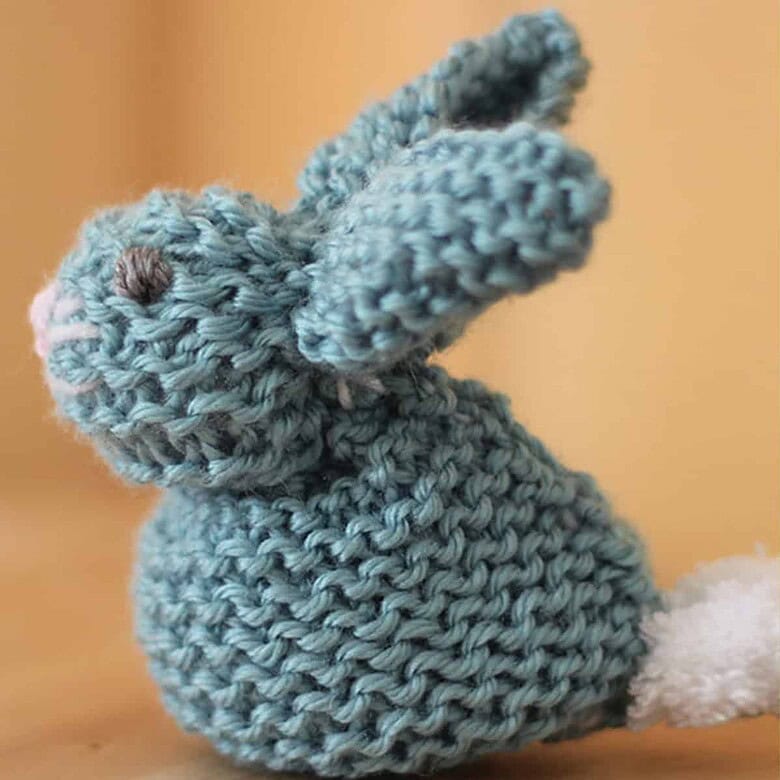 free beginner friendly bunny rabbit knitting pattern by studio knit