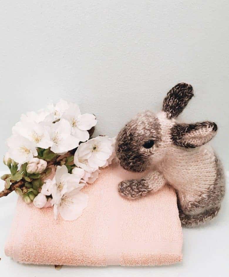 How to knit a bunny rabbit. Click through for easy step by step tutorial and free knitting patter to make a knitted easter bunny rabbit. Click through to get tips and all the info you need to make your own #easterbunny #knittingpattern #knittingideas #easter #bunnyrabbits #tutorial #freeknittingpattern #frombritainwithlove