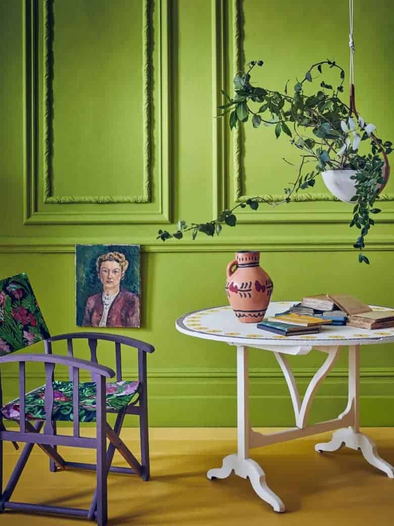 love this green panelled wall by annie sloan chalk paint with Charleston Farmhouse inspired by the bloomsbury group and artists vanessa bell, duncan grant, clive bell and other bloomsbury set members. Click through Click through to find out more about this new paint collection as well as for tips and ideas from annie sloan herself on how to use the paints in your own home #anniesloan #chalkpaint #bloomsbury #decorating #ideas #purple #paint #frombritainwithlove #paintcolours