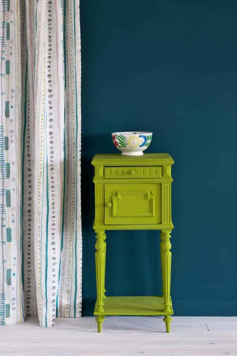 love this painted vintage side table in bright green Firle by by annie sloan with Charleston Farnhouse inspired chalk paint inspired by the bloomsbury group home of vanessa bell and duncan grant. Click through to find out more about this new paint collection as well as for tips and ideas from annie sloan herself on how to use the paints in your own home #anniesloan #chalkpaint #bloomsbury #decorating #ideas #purple #paint #frombritainwithlove #paintcolours #green #paintedfurniture #sidetable