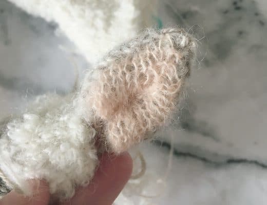 How to knit a lamb baby sheep. Click through for easy step by step tutorial and free knitting patter to make a knitted baby lamb soft toy. Click through to get tips and all the info you need to make your own #lamb #softtoy #knittingpattern #knittingideas #tutorial #freeknittingpattern #frombritainwithlove