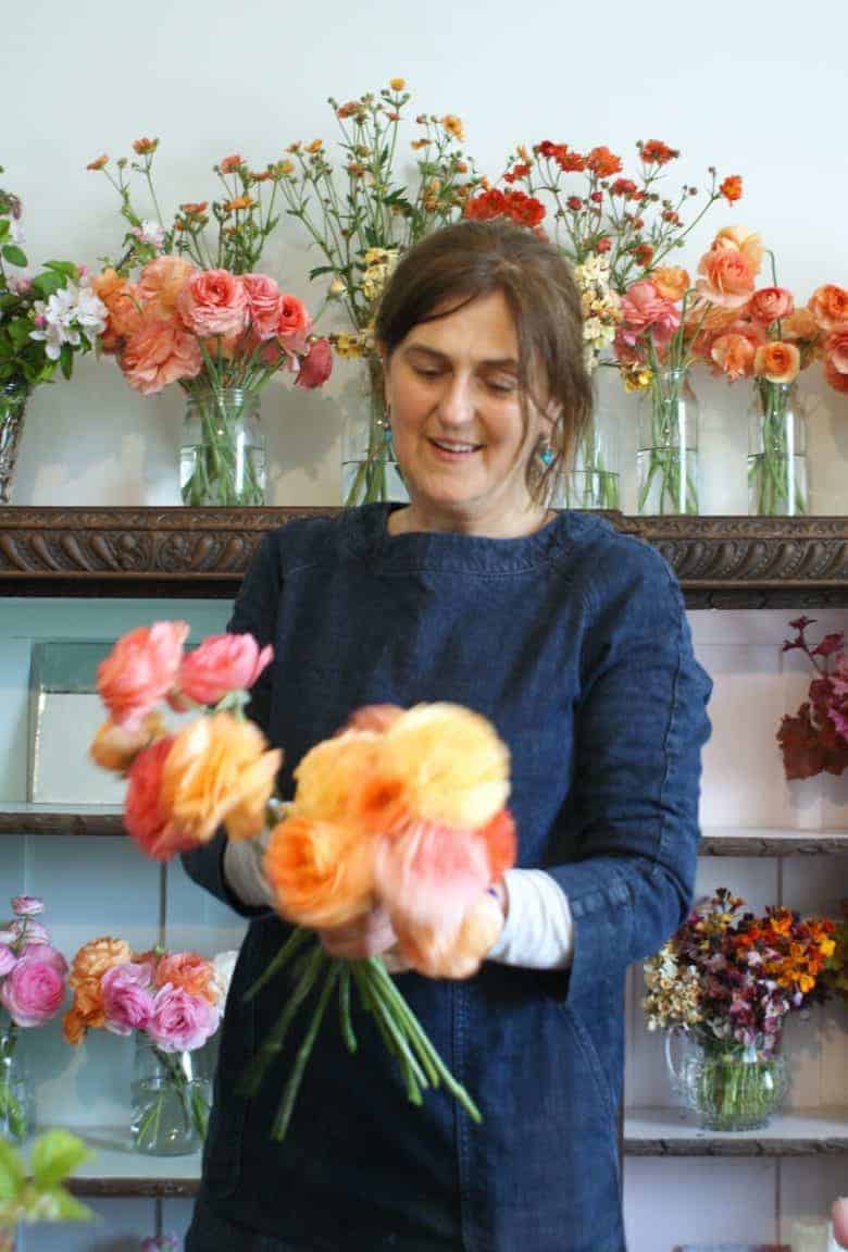 spring flower arrangement ideas using garden country sustainable british flowers including belle epoque tulips, cabbage rose ranunculus, narcissi, apple blossom, foraged foliage and hellebores. Click through for simple step by step to creating foam-free eco-friendly sustainable ethical flower arrangements and bouquets DIY tutorial and simple tips with english garden flowers #springflowers #appleblossom #frombritainwithlove #sustainable #foamfree #ethical #seasonal #spring #tulips #ranunculus