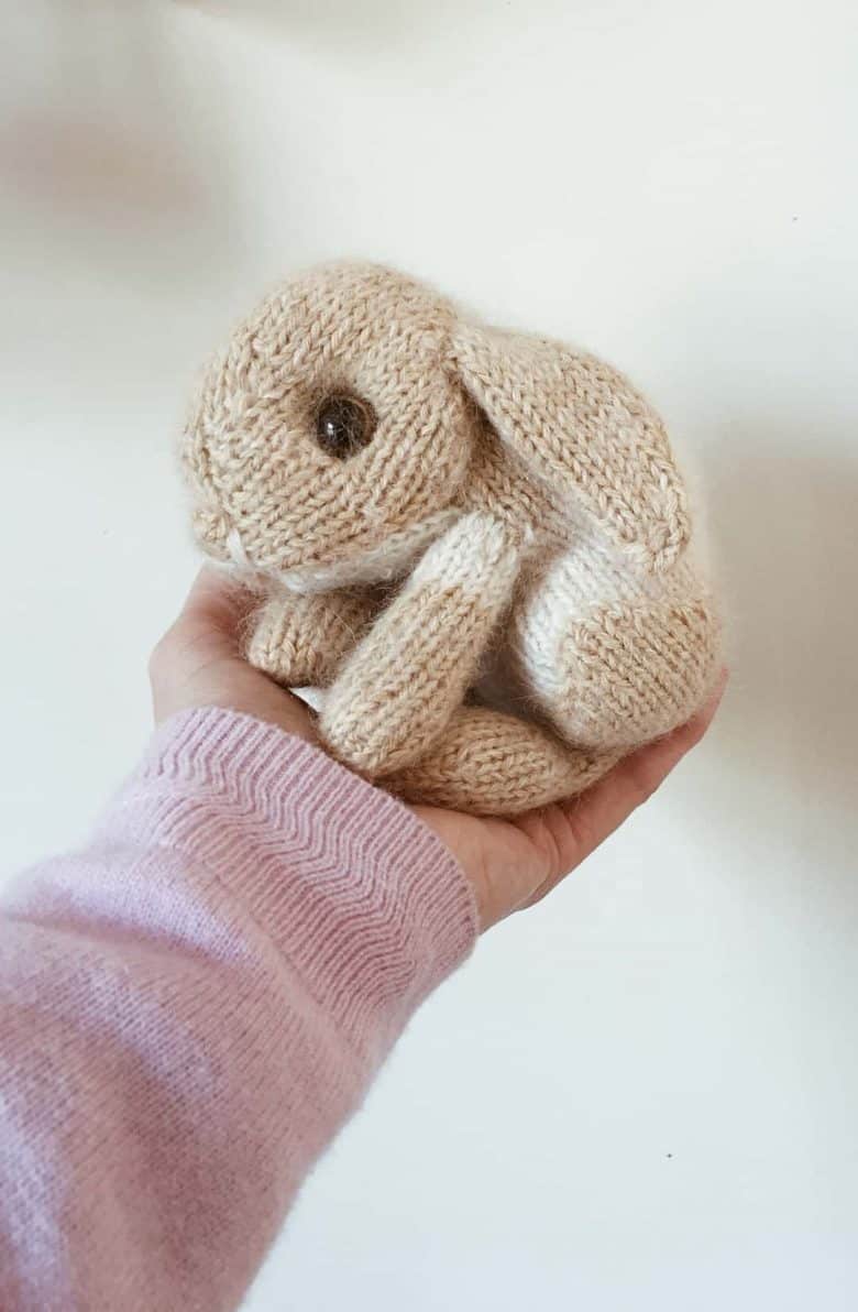 love this bunny rabbit free knitting pattern by Claire Garland of Dot Pebbles. Click through for details on how to knit a bunny rabbit with expert tips from Claire herself as well as other fantastic free knitting patterns you'll love to make #knittingpatterns #knittingprojects #imadethisrabbit #dotpebbles #frombritainwithlove #freepatterns