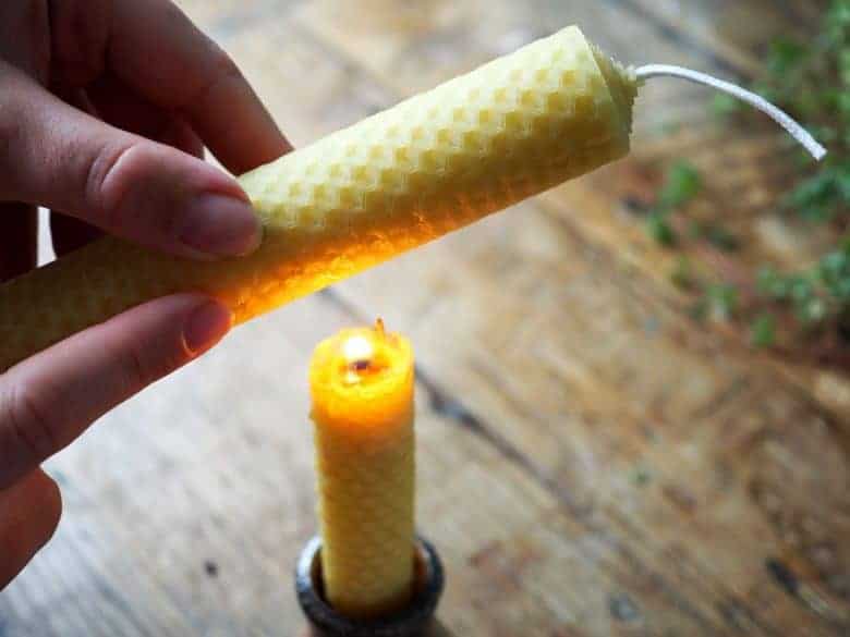 how to make beeswax candles with rolled wax and dried flowers. Click through for step by step DIY tutorial on candle making with pure natural ingredients #candlemaking #diy #tutorial #beeswax