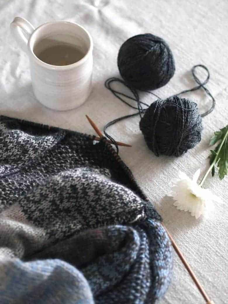 love this free knitting pattern for an ombre striped cowl scarf by Jules Hogan. Click through to get this free knitting pattern and other beautiful free patterns perfect for Autumn cosy evenings #knittingpattern #free #freepattern #knitting #autumn #frombritainwithlove #cowl #scarf