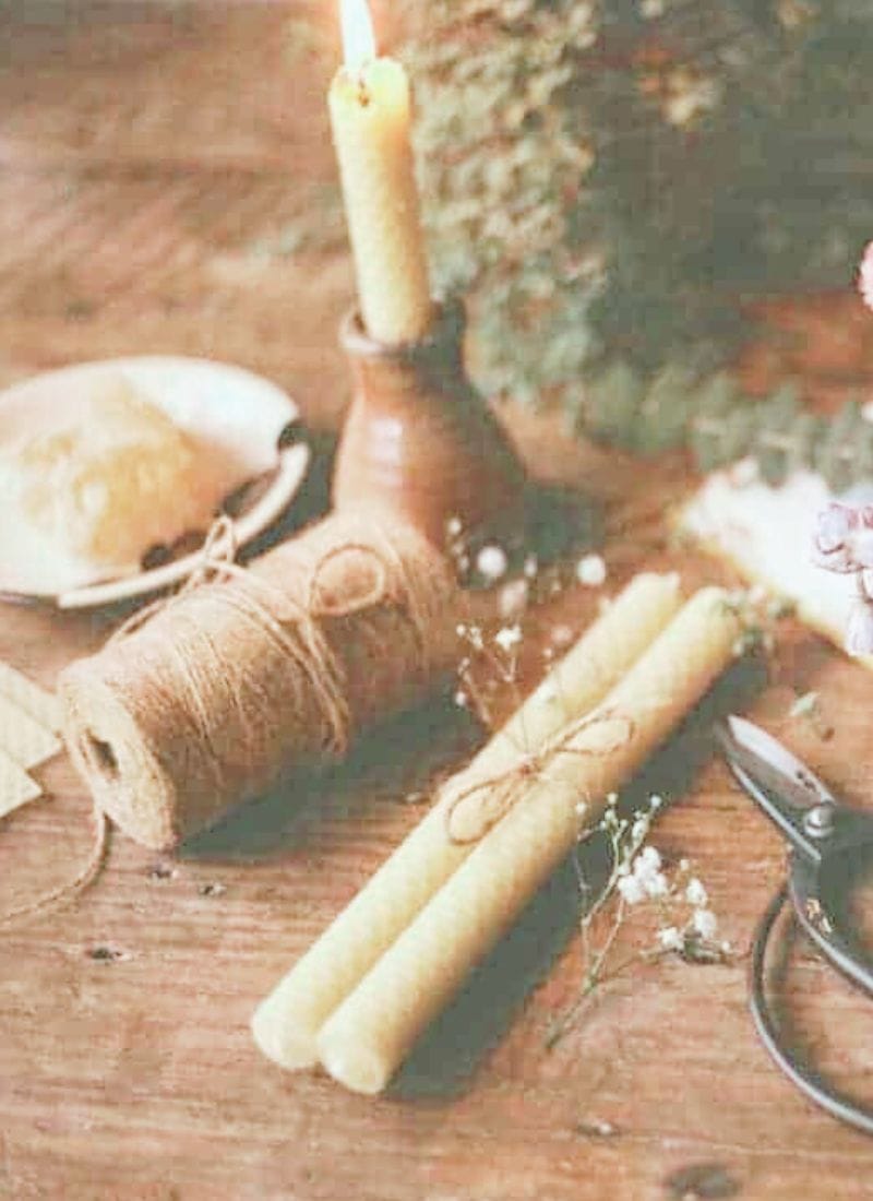 how to make beeswax candles with rolled wax and dried flowers. Click through for step by step DIY tutorial on candle making with pure natural ingredients