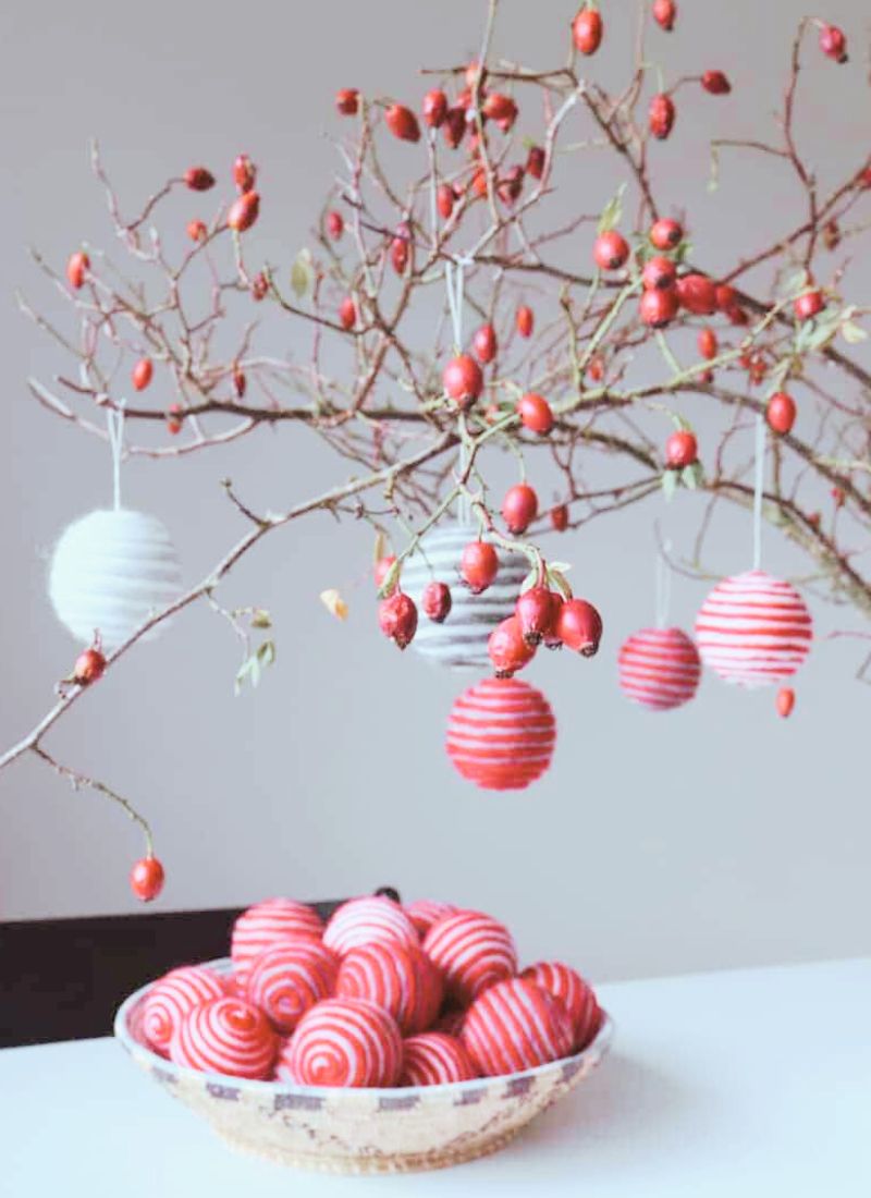 how to make wool baubles with stripes. Click through for easy step by step tutorial to making these simple to make beautiful christmas decorations to love for years and years