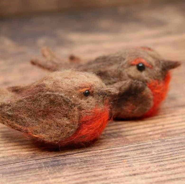 Needle felted Robin tutorial - How to make a needle felted robin Christmas decoration. click through for free PDF tutorial DIY step by steps that tell you all you need to know #christmas #decorations #robins #needlefelt #frombritainwithlove #howtomake