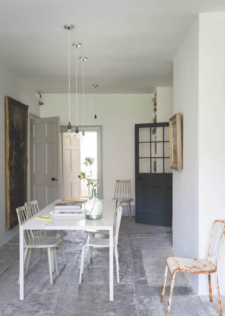 love this rustic white dining room painted in ammonite purbeck stone and down pipe by Farrow & Ball emulsion and eggshell paint to create a vintage country modern rustic kitchen feel. Just one of the stunning ideas I've shared #farrowandball #rustic #ammonite #purbeckstone #downpipe #paint