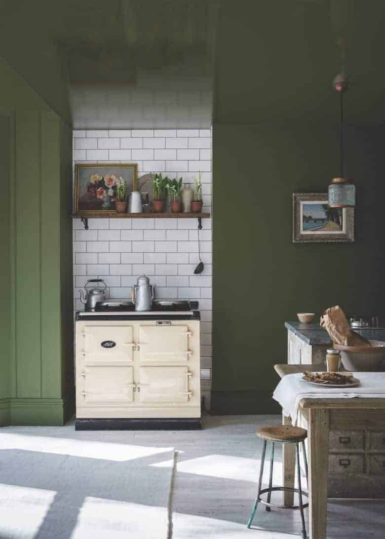 love this rustic dark green and white kitchen painted in Bancha paint by Farrow & Ball to create a vintage country modern rustic kitchen feel. Just one of the stunning ideas I've shared #farrowandball #kitchen #rustic #bancha #green #paint #kitchen #modernrustic