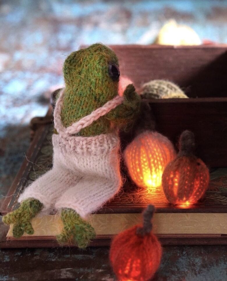 free halloween pumpkin knitting pattern by Claire Garland
