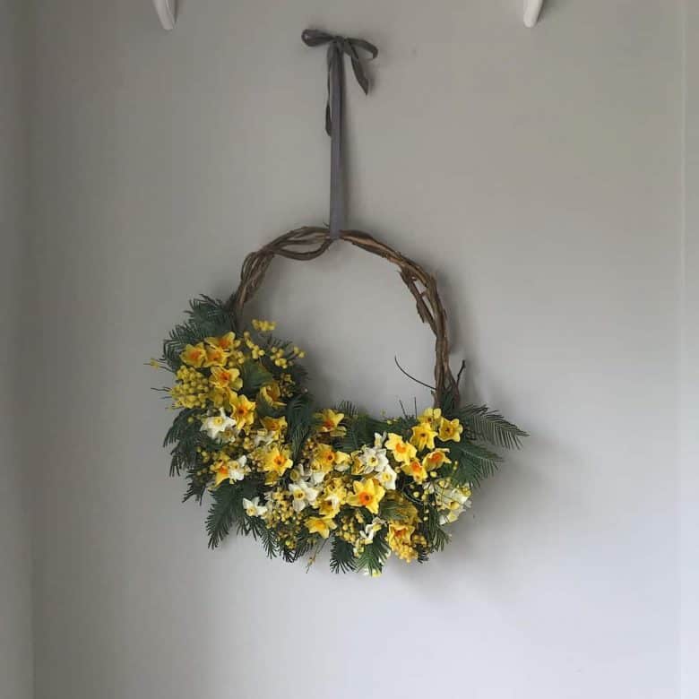 fresh and dried flower wreath by bex partridge of botanical tales. Click through to find out how to make one just like it yourself as well as lots of other creative and beautiful dried flower wreath ideas you'll love to make #flower #wreath #tutorial