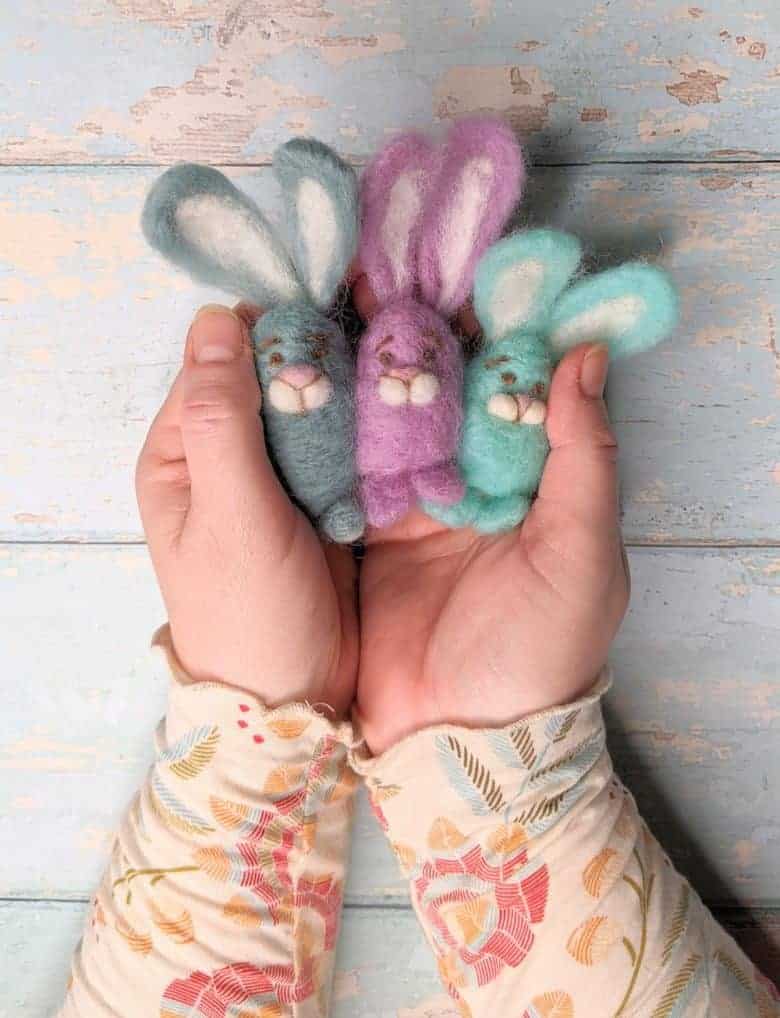 easter craft idea - needle felted easter garland and easter egg bunnies by Lincolnshire Fenn Crafts - get easy step by steps and video tutorial to make your own beautiful easter decorations #easter #craft #decorations #garand #bunny