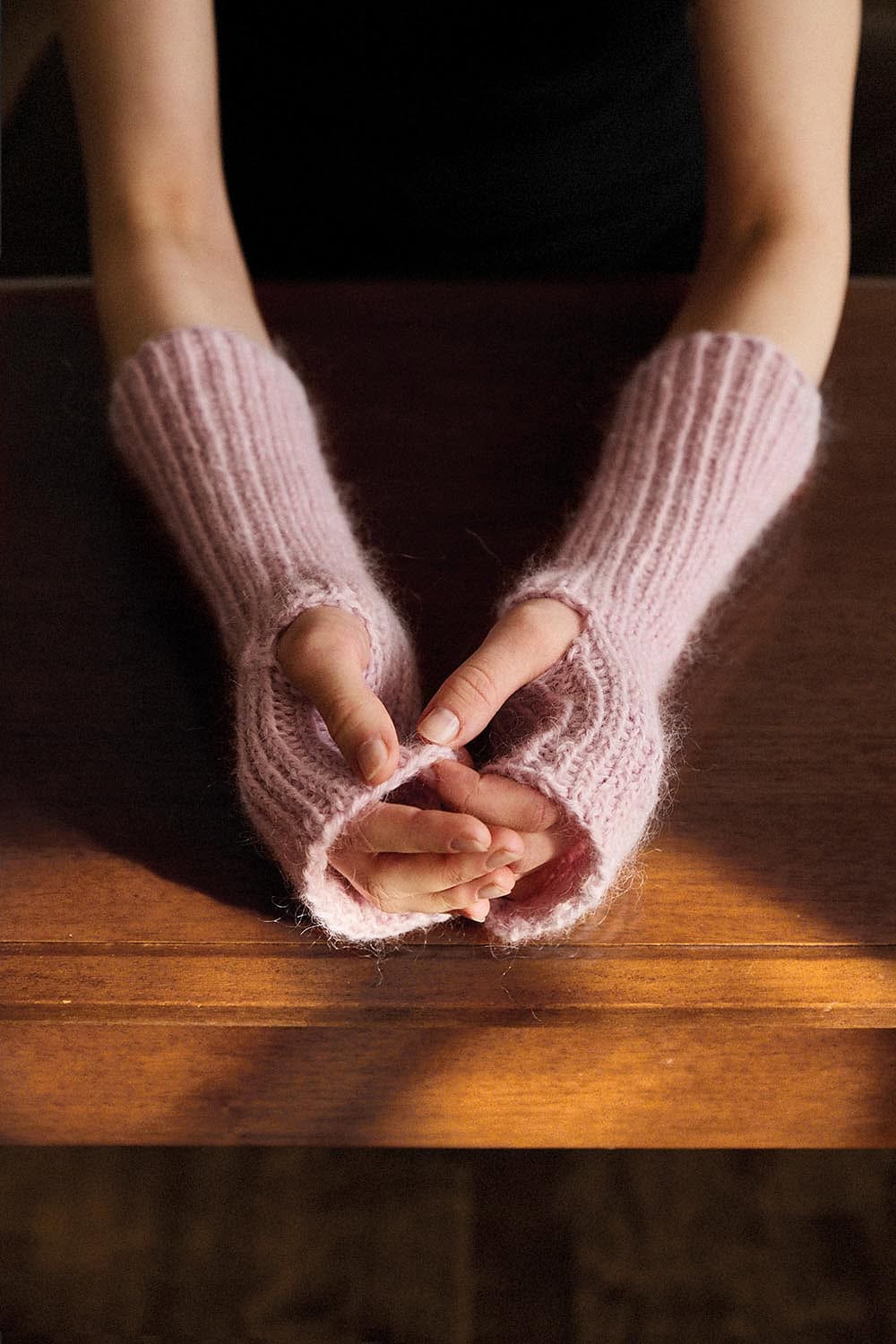 ribbed fingerless gloves free knitting pattern by maja karlsson