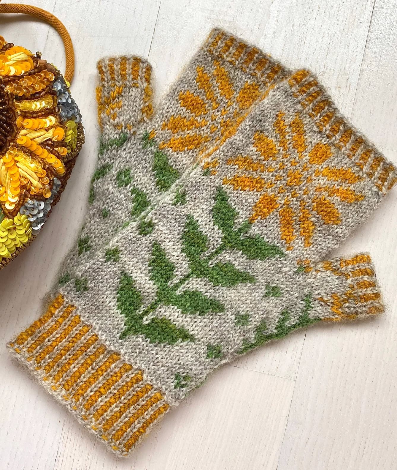 sunflower fingerless gloves knitting pattern