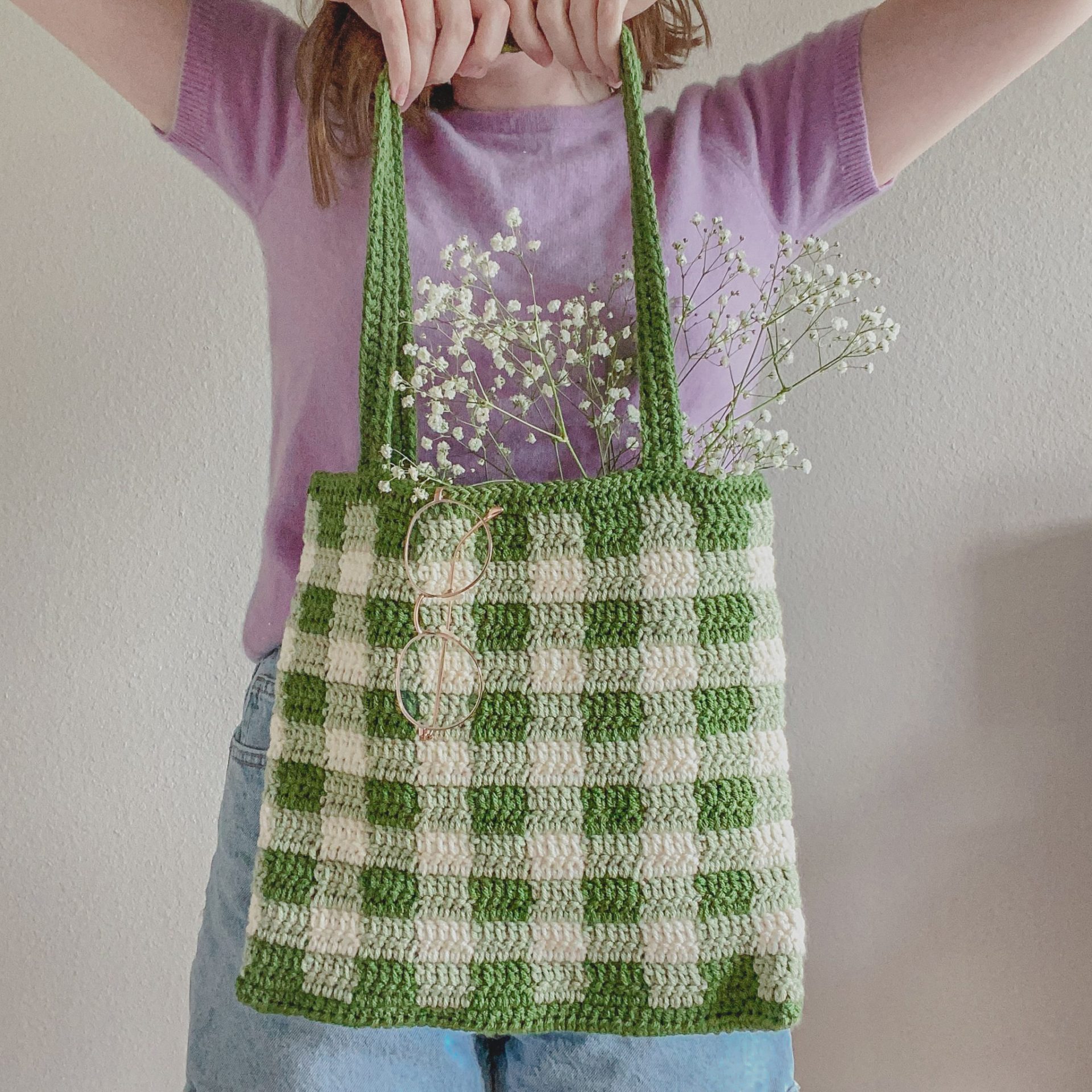 gingham market bag crochet pattern by hayhay crochet and available for free