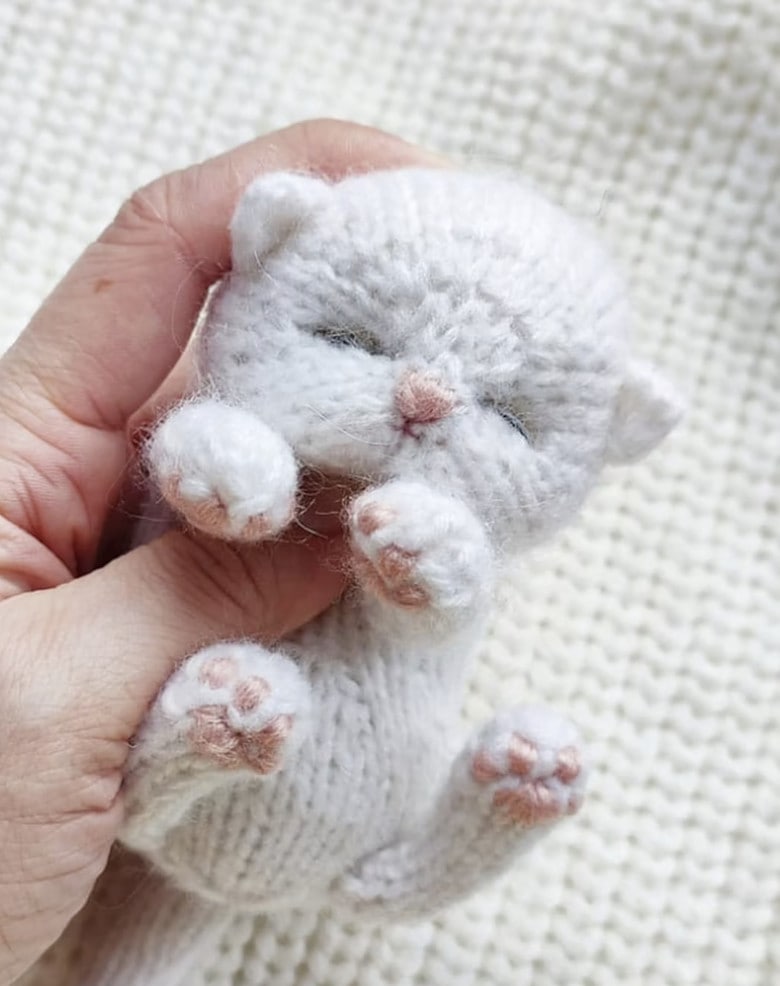 sleeping kitten knitting pattern pdf printable download in english and russian with lots of how to images to help you create this adorable and cuddly baby cat soft toy