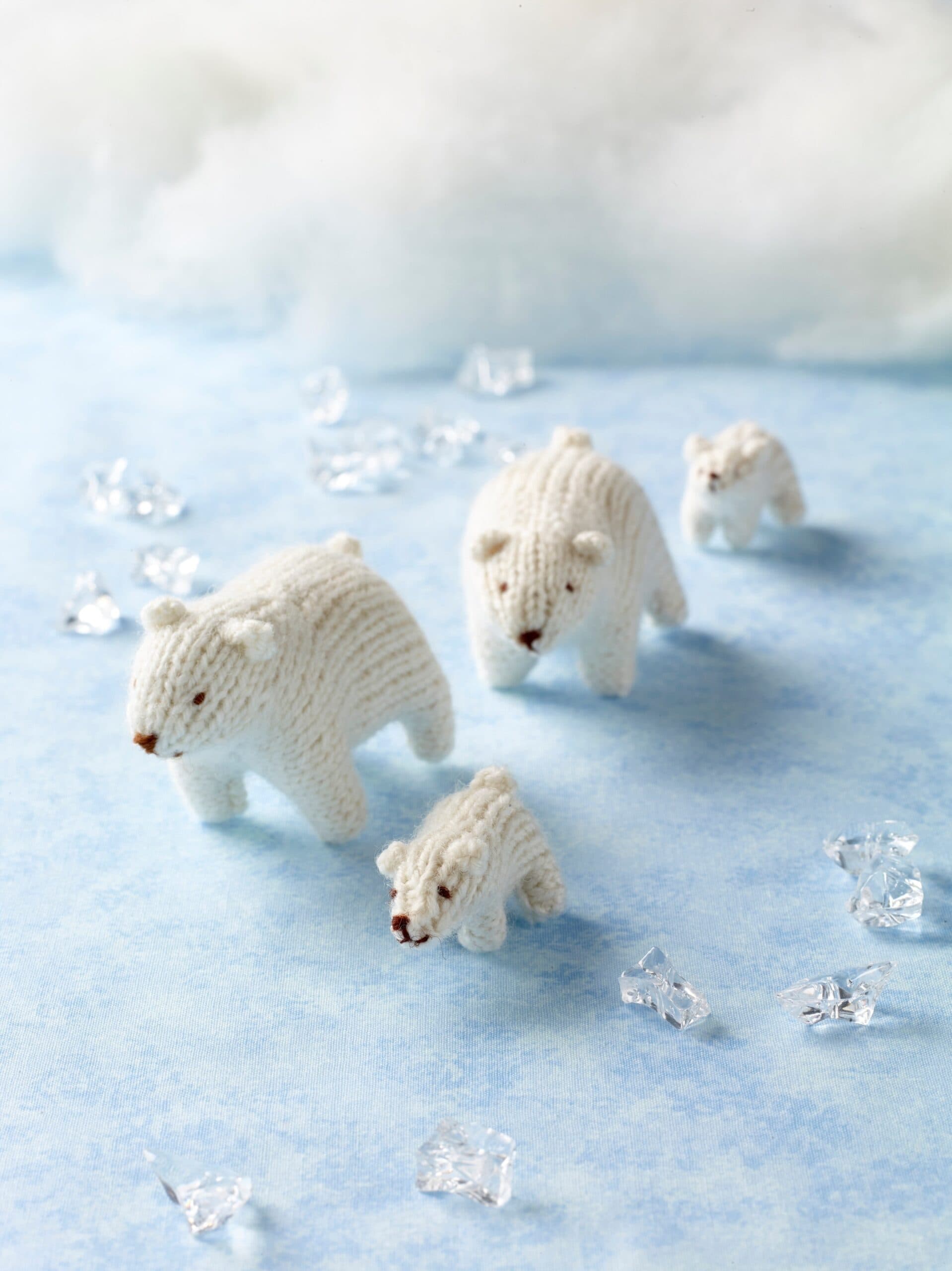 free polar bears soft toy knitting pattern by sachi Yoishii to make this adorable family of polar bear teddies including teeny tiny micro bears and two bigger bears. Love! It's just one of the free soft toy knitting patterns I've shared in my blog post. Happy knitting! x