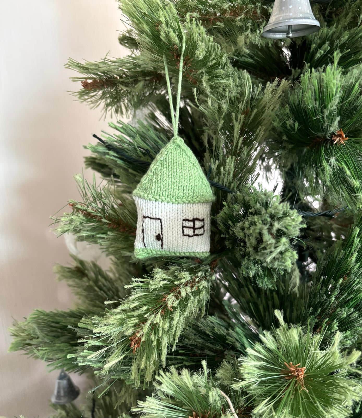 little cabin christmas tree decoration free knitting pattern by drops design