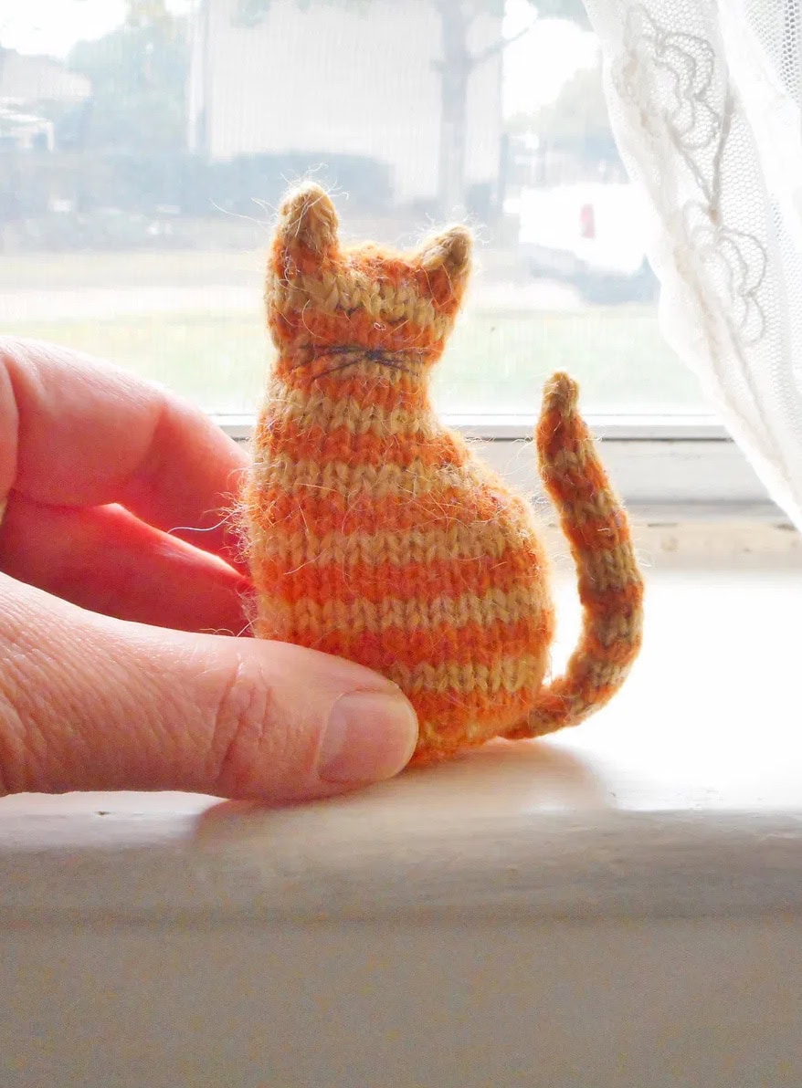 tiny window cat soft toy free knitting pattern by Sara Elizabeth Kellner